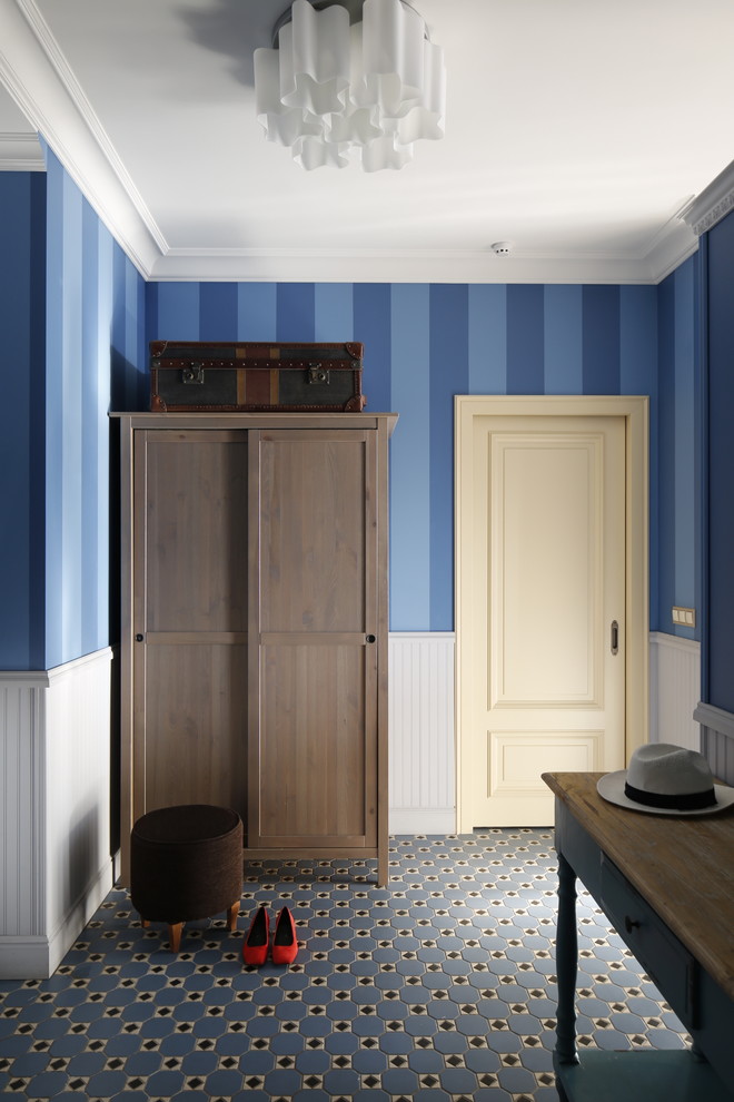 Scandinavian entryway in Moscow with blue walls.