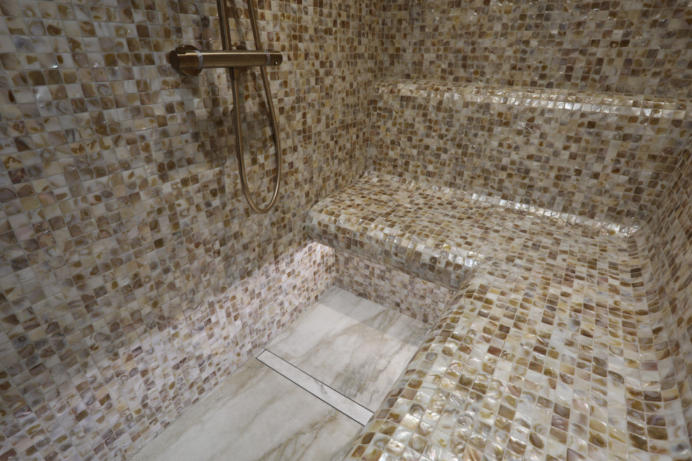 Modern inredning av ett mellanstort badrum med dusch