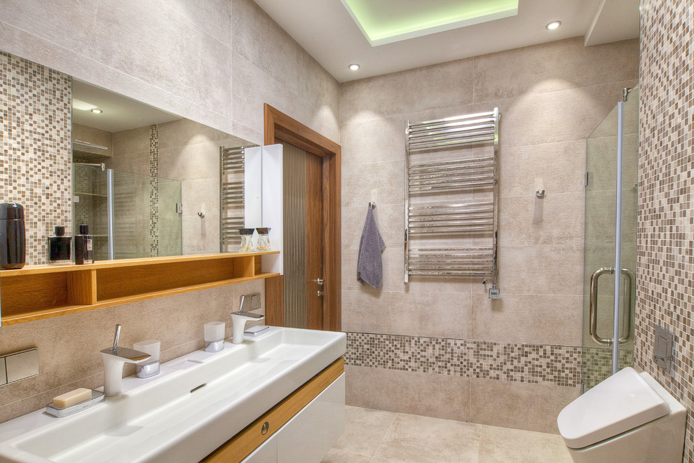 Идея дизайна: большая главная ванная комната в современном стиле с плоскими фасадами, белыми фасадами, полновстраиваемой ванной, душем в нише, инсталляцией, бежевой плиткой, плиткой мозаикой, бежевыми стенами, полом из керамогранита, раковиной с несколькими смесителями, столешницей из искусственного камня, бежевым полом и душем с распашными дверями