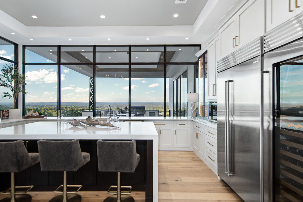 Transitional home design photo in Austin