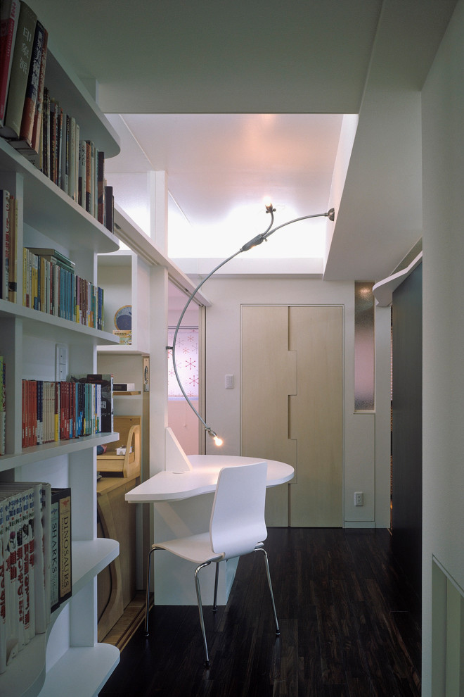 Aménagement d'un petit couloir contemporain avec un mur blanc, parquet foncé, un sol marron, un plafond en papier peint et du papier peint.