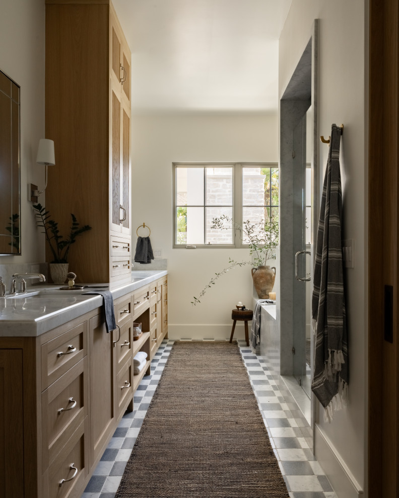 Idées déco pour une salle de bain principale classique avec un sol en marbre, une cabine de douche à porte battante, un plan de toilette blanc et meuble double vasque.
