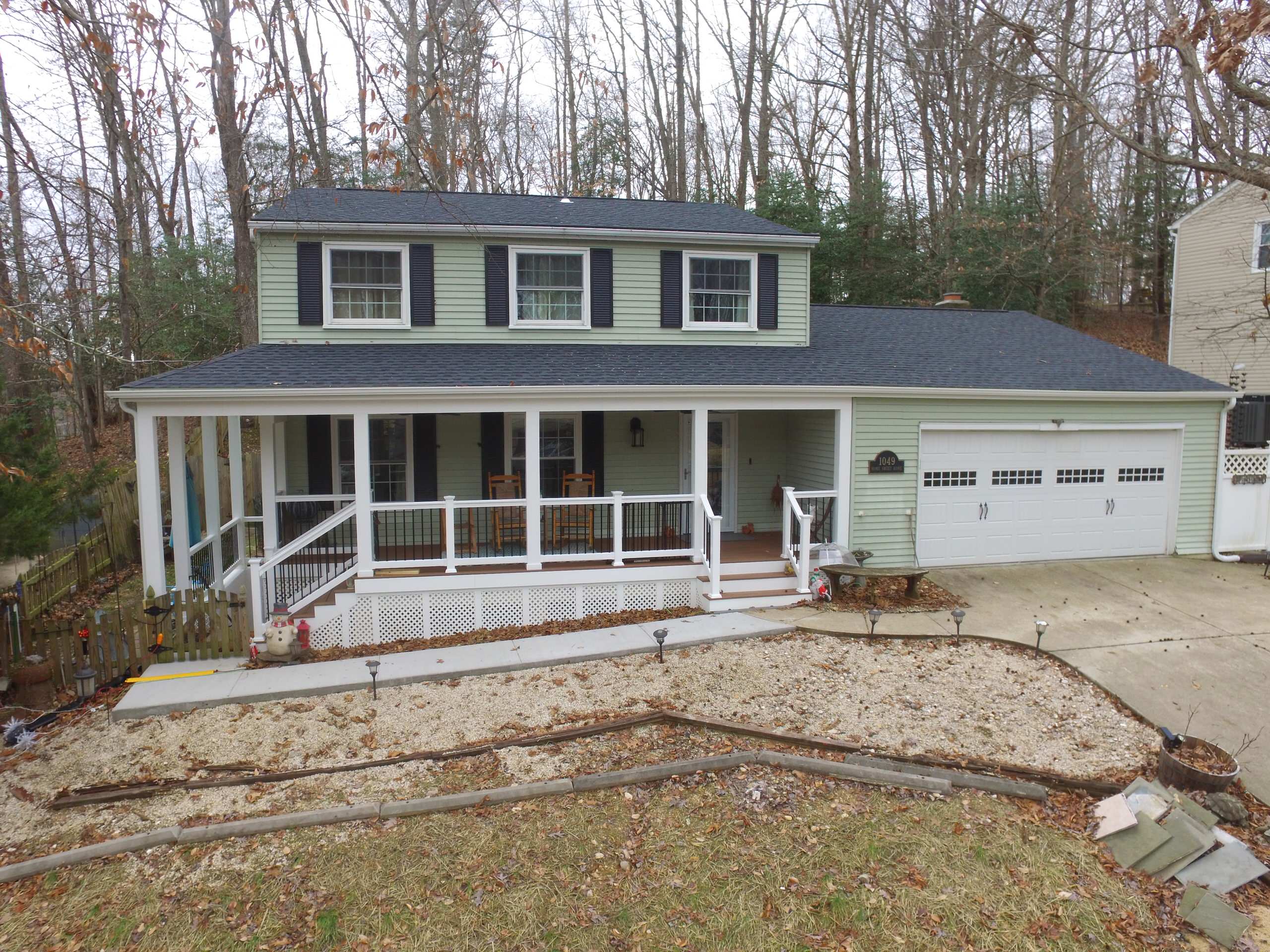 Front Porch w/ Breezeway to Basement