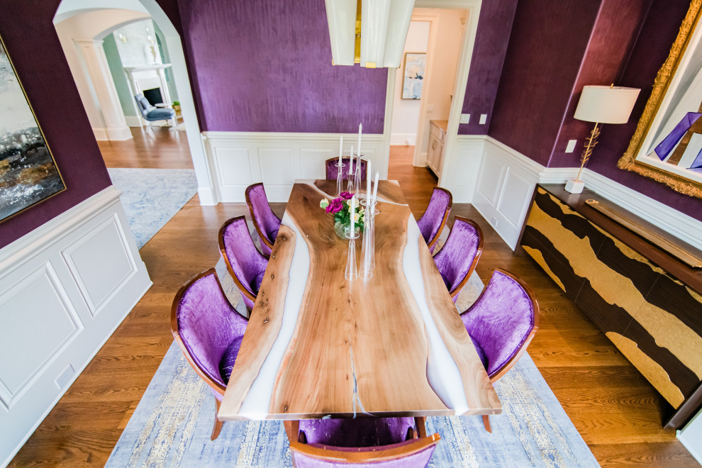 Esempio di una grande sala da pranzo aperta verso la cucina chic con pareti viola, pavimento in legno massello medio e pavimento marrone