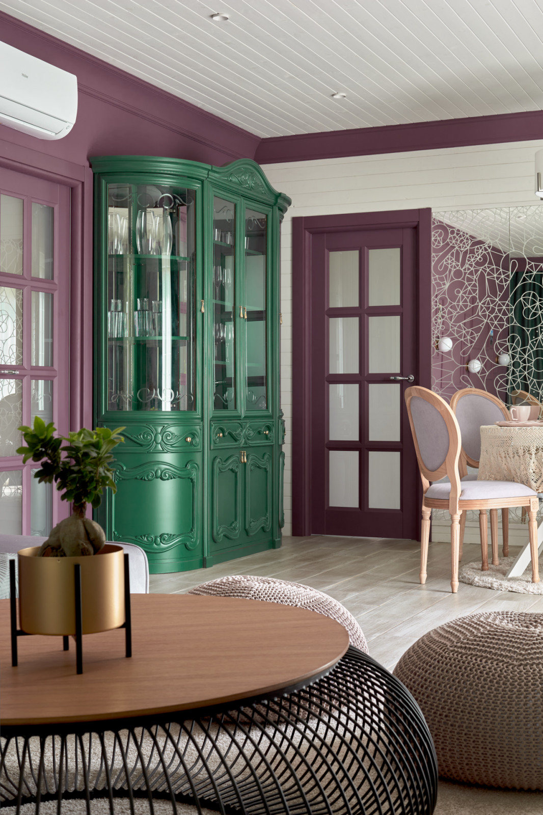 Фиолетовая гостиная-столовая