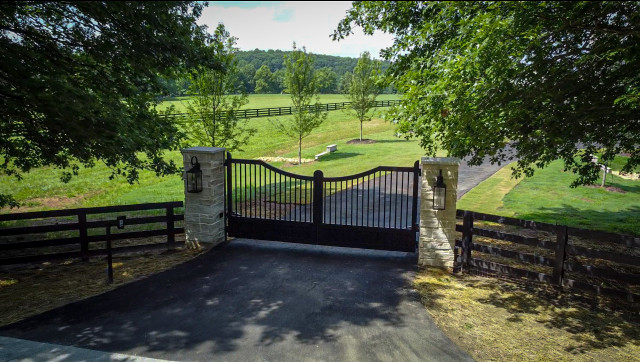 Custom Elite Series Gate w/ Privacy Panel farmhouse-garden