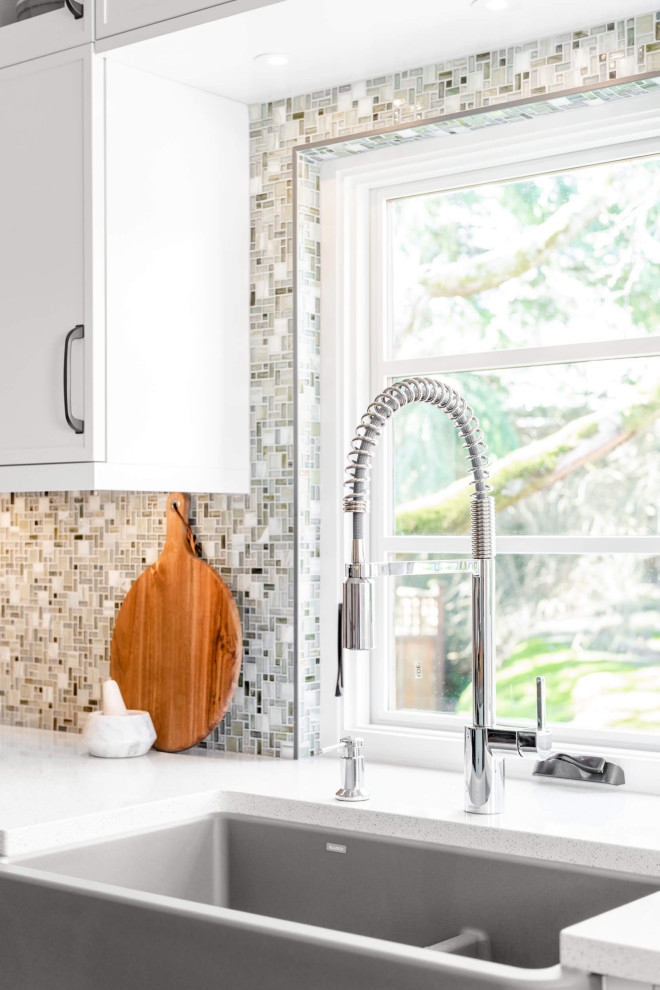Example of a mid-sized transitional galley eat-in kitchen design with shaker cabinets and an island