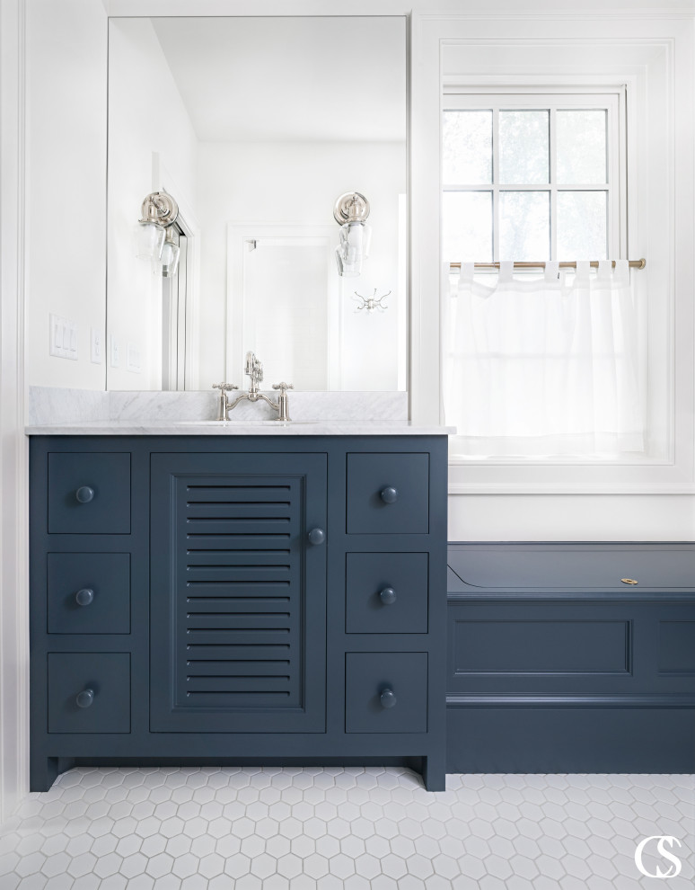 ソルトレイクシティにあるトラディショナルスタイルのおしゃれな浴室 (ルーバー扉のキャビネット、青いキャビネット、白い壁、オーバーカウンターシンク、白い床、洗面台1つ、独立型洗面台) の写真