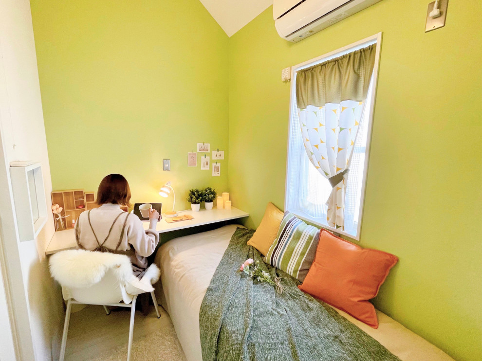 Immagine di una piccola camera da letto scandinava con pareti verdi, pavimento in compensato, pavimento beige, soffitto in carta da parati e carta da parati