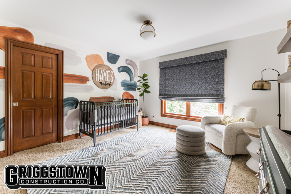 Modelo de habitación de bebé neutra moderna grande con paredes multicolor, moqueta y suelo beige