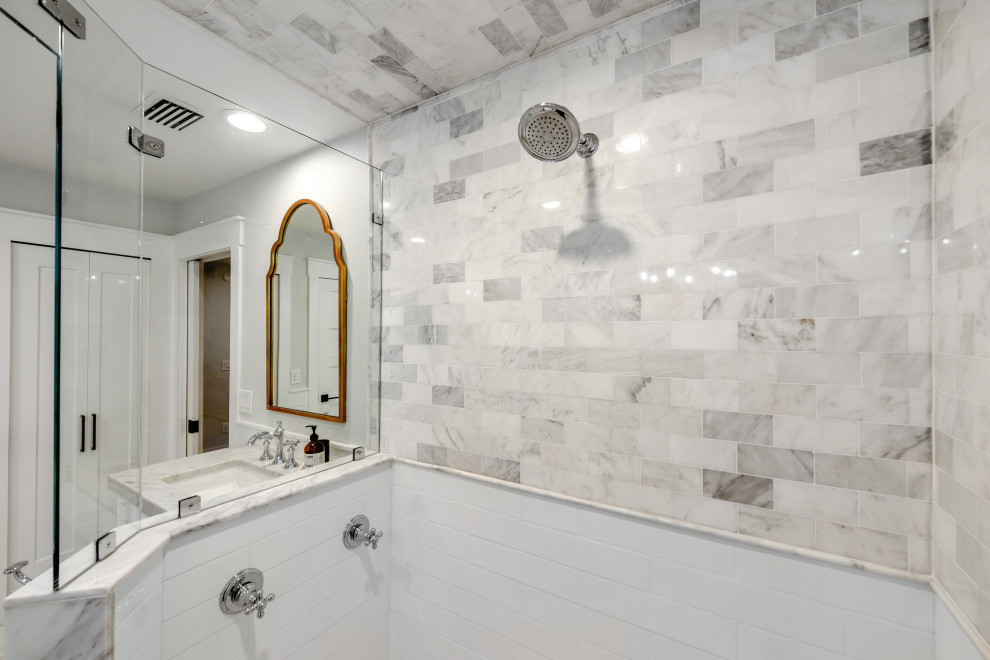 Inredning av ett maritimt stort en-suite badrum, med skåp i shakerstil, vita skåp, ett fristående badkar, en hörndusch, marmorkakel, marmorgolv, ett undermonterad handfat, marmorbänkskiva och dusch med gångjärnsdörr