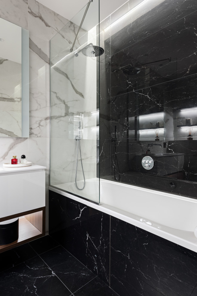 Modern inredning av ett mellanstort vit vitt toalett, med släta luckor, bruna skåp, en vägghängd toalettstol, vit kakel, porslinskakel, vita väggar, klinkergolv i porslin, ett fristående handfat och svart golv