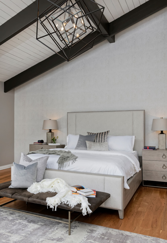 Mittelgroßes Modernes Hauptschlafzimmer ohne Kamin mit beiger Wandfarbe und braunem Holzboden in Santa Barbara