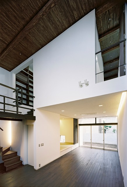 2階の中庭と吹き抜けを通じて光と風を通す家 moderne-salon