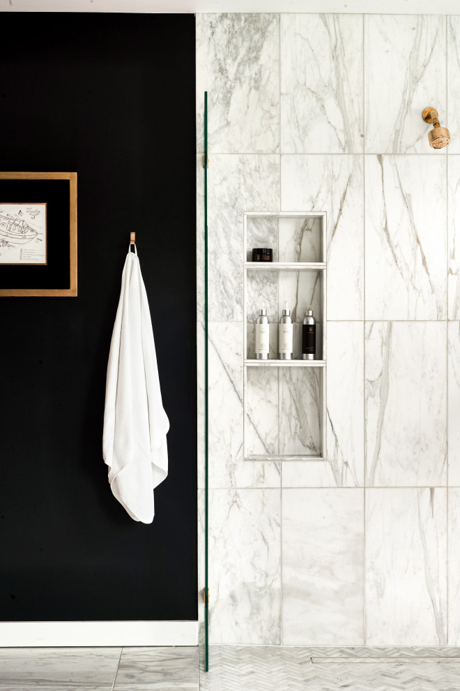 Стильный дизайн: ванная комната в стиле ретро с открытым душем, черно-белой плиткой, мраморной плиткой, белыми стенами, мраморным полом и белым полом - последний тренд