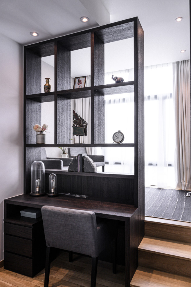 This is an example of a contemporary home office in Singapore.