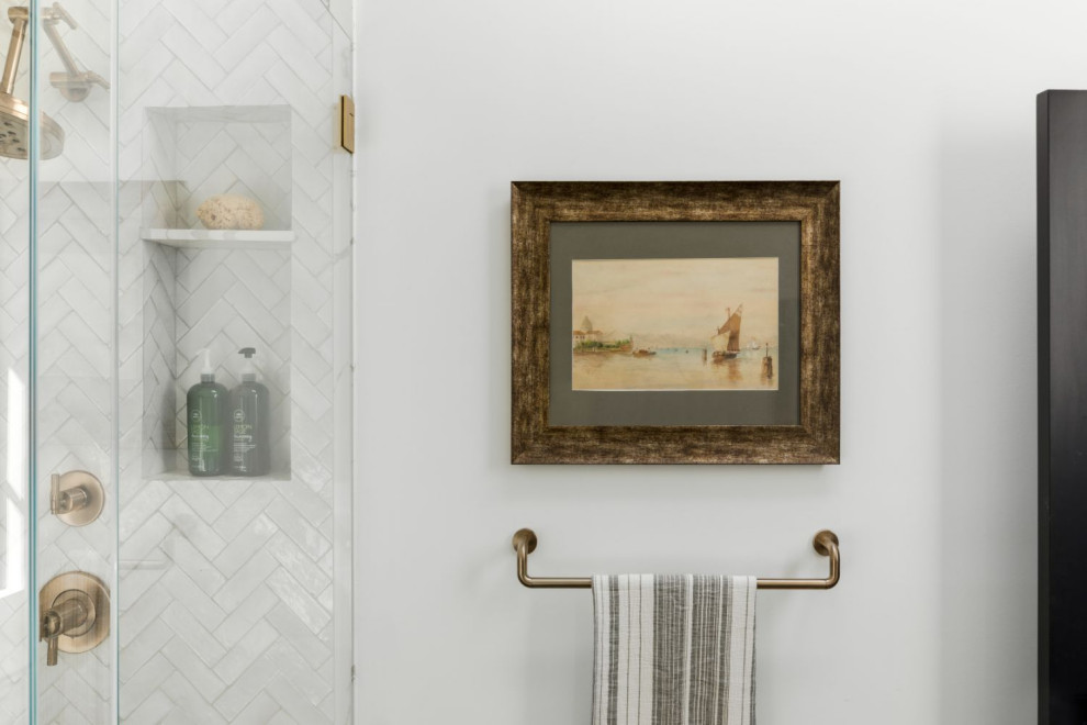 Exempel på ett mellanstort modernt vit vitt en-suite badrum, med skåp i shakerstil, blå skåp, ett platsbyggt badkar, våtrum, vita väggar, klinkergolv i keramik, ett undermonterad handfat, marmorbänkskiva, vitt golv och dusch med gångjärnsdörr