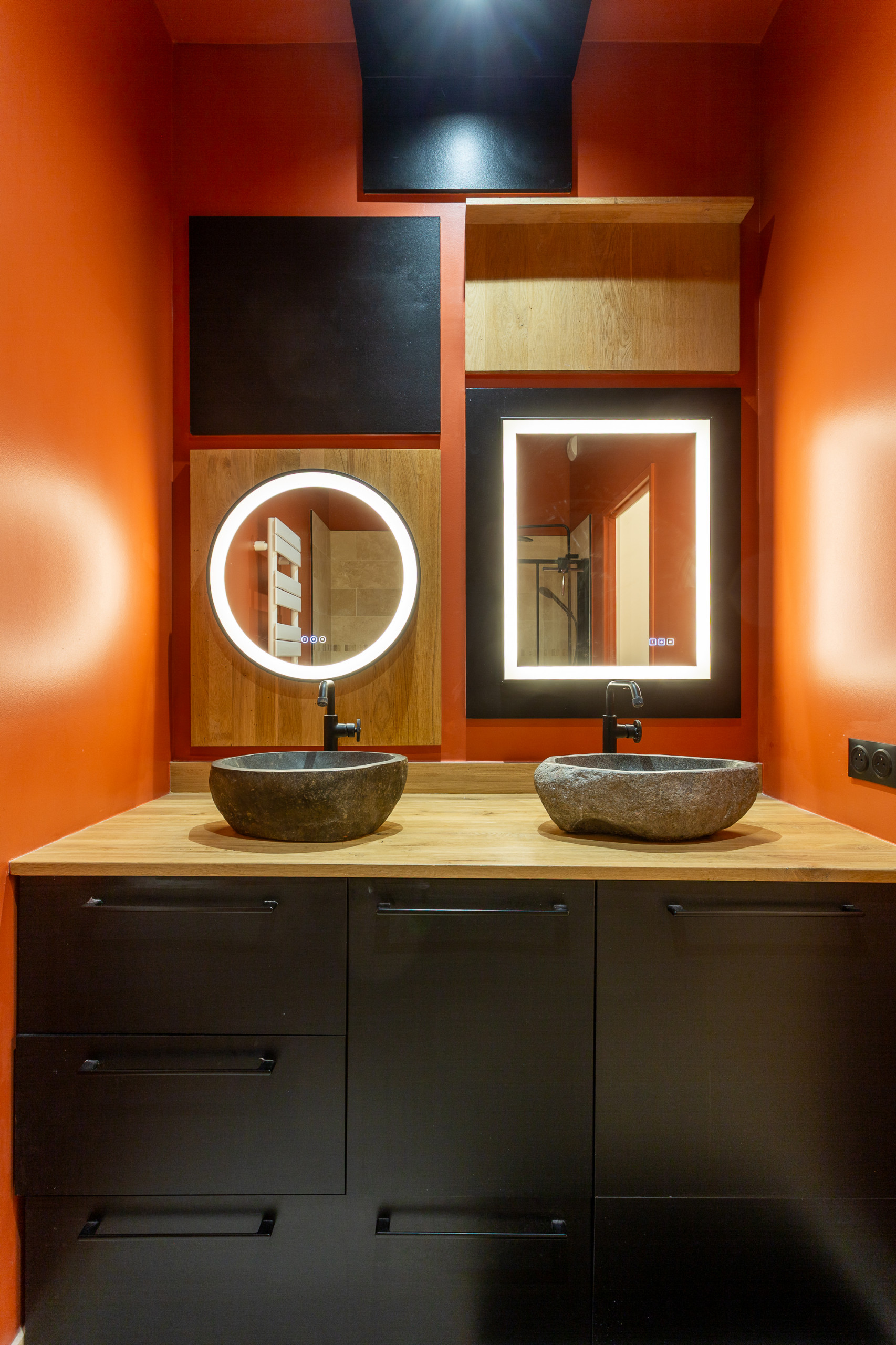Une salle de bain Mondrian : quand la conception sublime l’existant