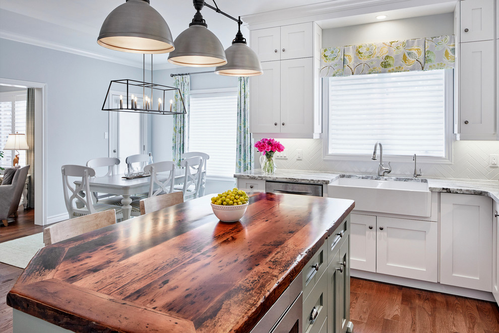 Example of a large transitional home design design in Toronto