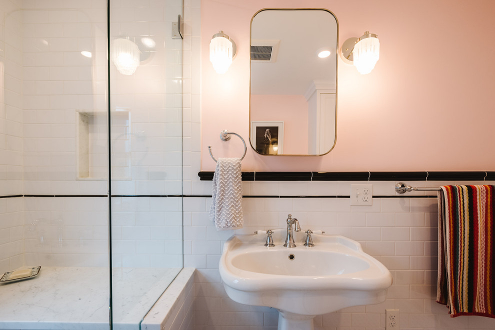 Foto på ett litet vintage en-suite badrum, med en öppen dusch, en bidé, svart och vit kakel, tunnelbanekakel, rosa väggar, klinkergolv i porslin, ett piedestal handfat och dusch med gångjärnsdörr