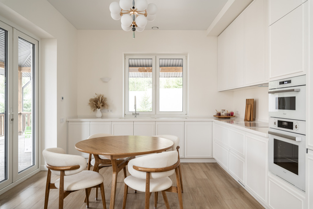 Белая кухня-гостиная