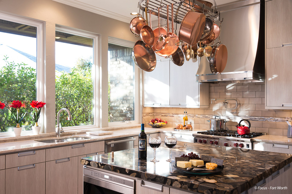 Kitchen - transitional kitchen idea in Dallas
