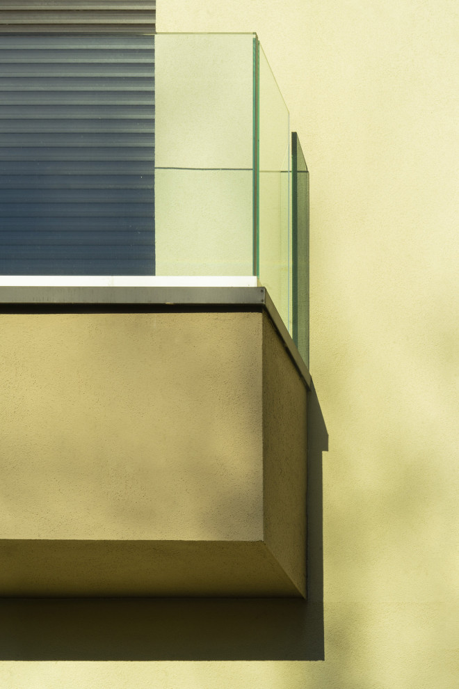 Cette image montre un balcon minimaliste avec un garde-corps en matériaux mixtes.