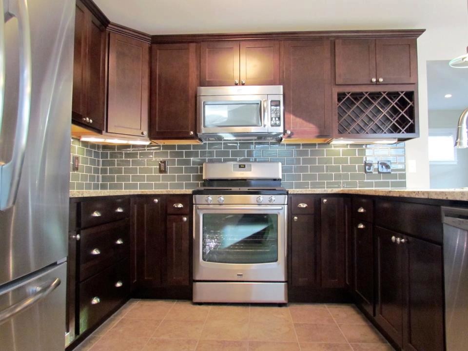 Transitional eat-in kitchen photo in Detroit