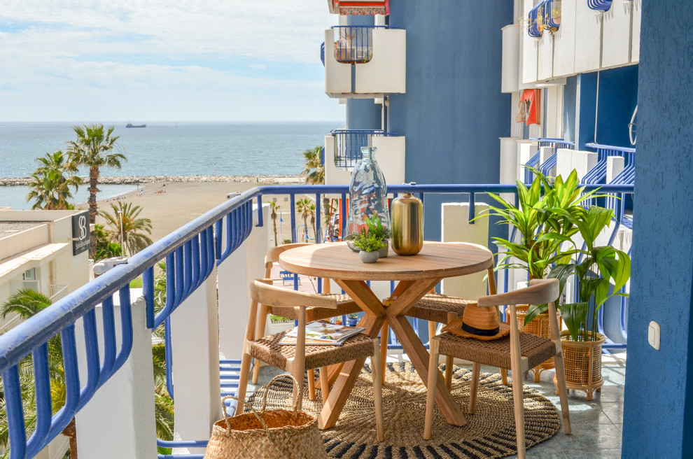 Diseño de balcones mediterráneo de tamaño medio en anexo de casas con apartamentos y barandilla de metal
