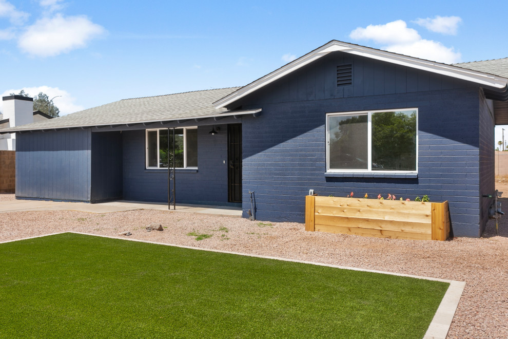 Transitional home design photo in Phoenix