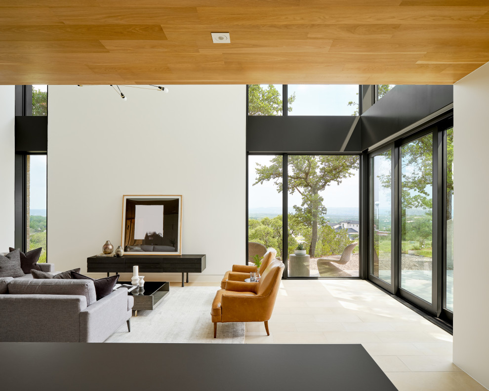 Großes, Offenes Modernes Wohnzimmer ohne Kamin mit weißer Wandfarbe, beigem Boden und gewölbter Decke in Austin