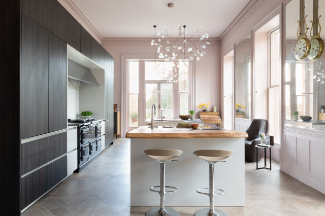 A stately kitchen nyklassisk-koekken