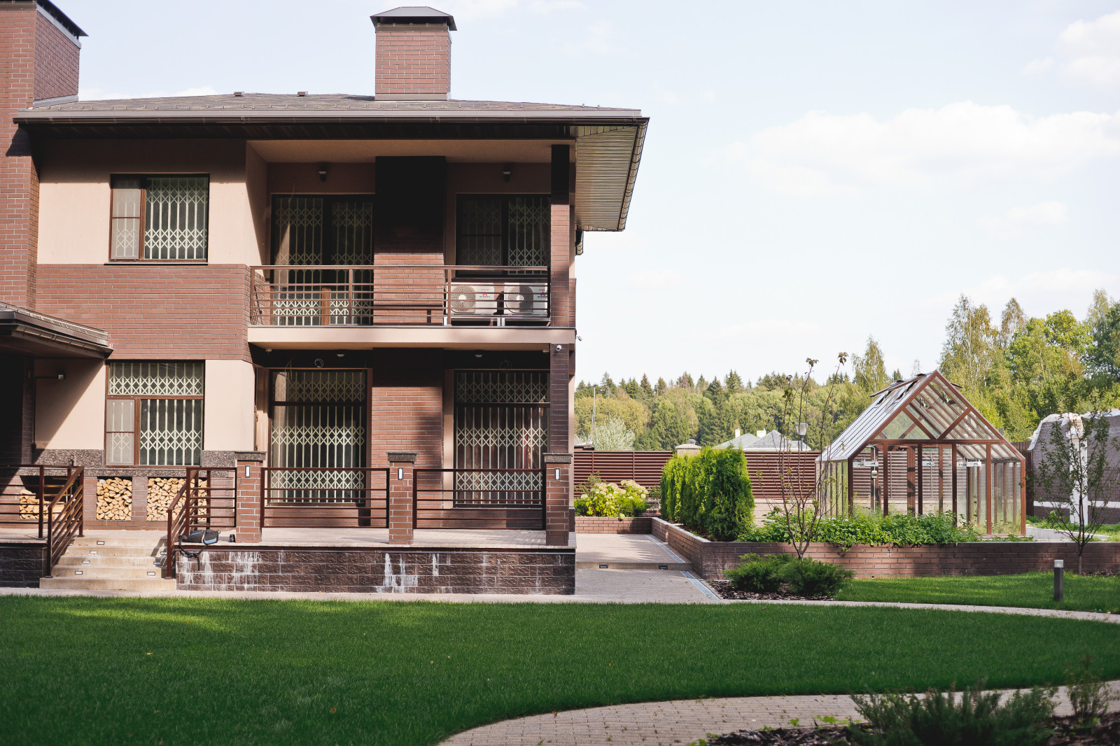 Сад на краю леса