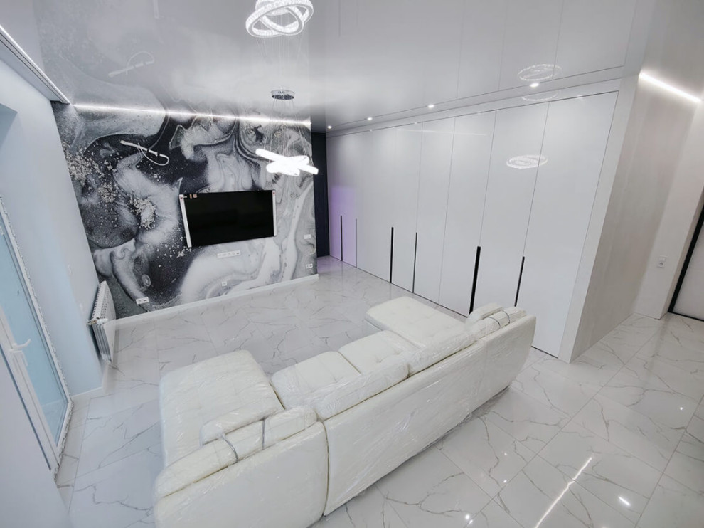 На фото: гостиная комната среднего размера в современном стиле с музыкальной комнатой, белыми стенами, полом из керамической плитки, телевизором на стене, зоной отдыха, белым полом, обоями на стенах и обоями за телевизором без камина