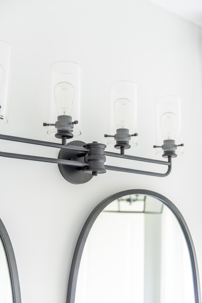 Example of a transitional home design design in Toronto