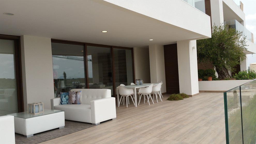 Photo of a contemporary deck in Alicante-Costa Blanca.