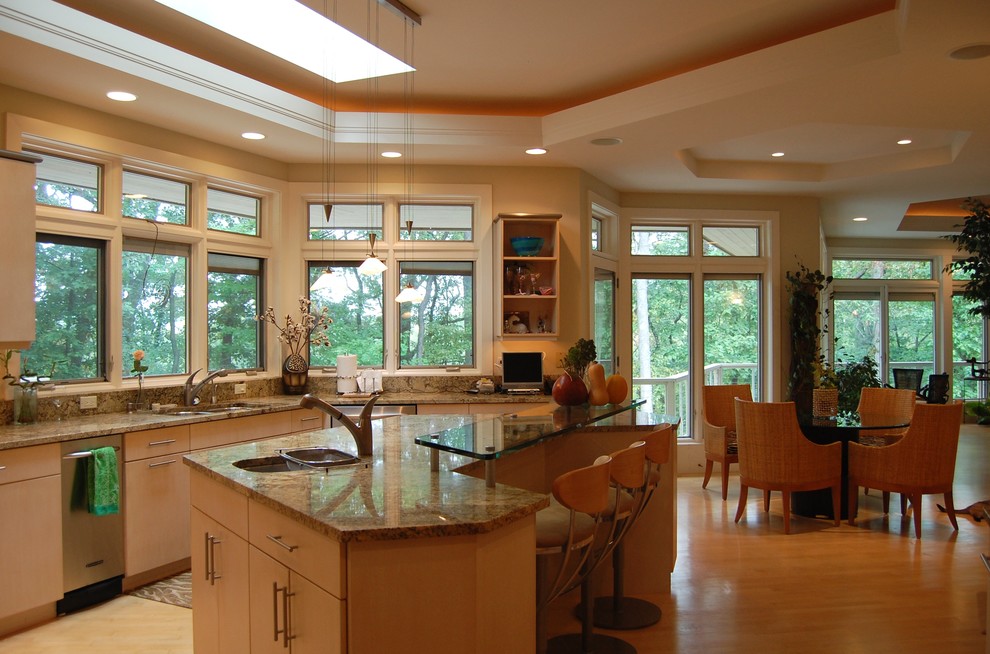 Inspiration for a contemporary u-shaped kitchen in Chicago with with island.