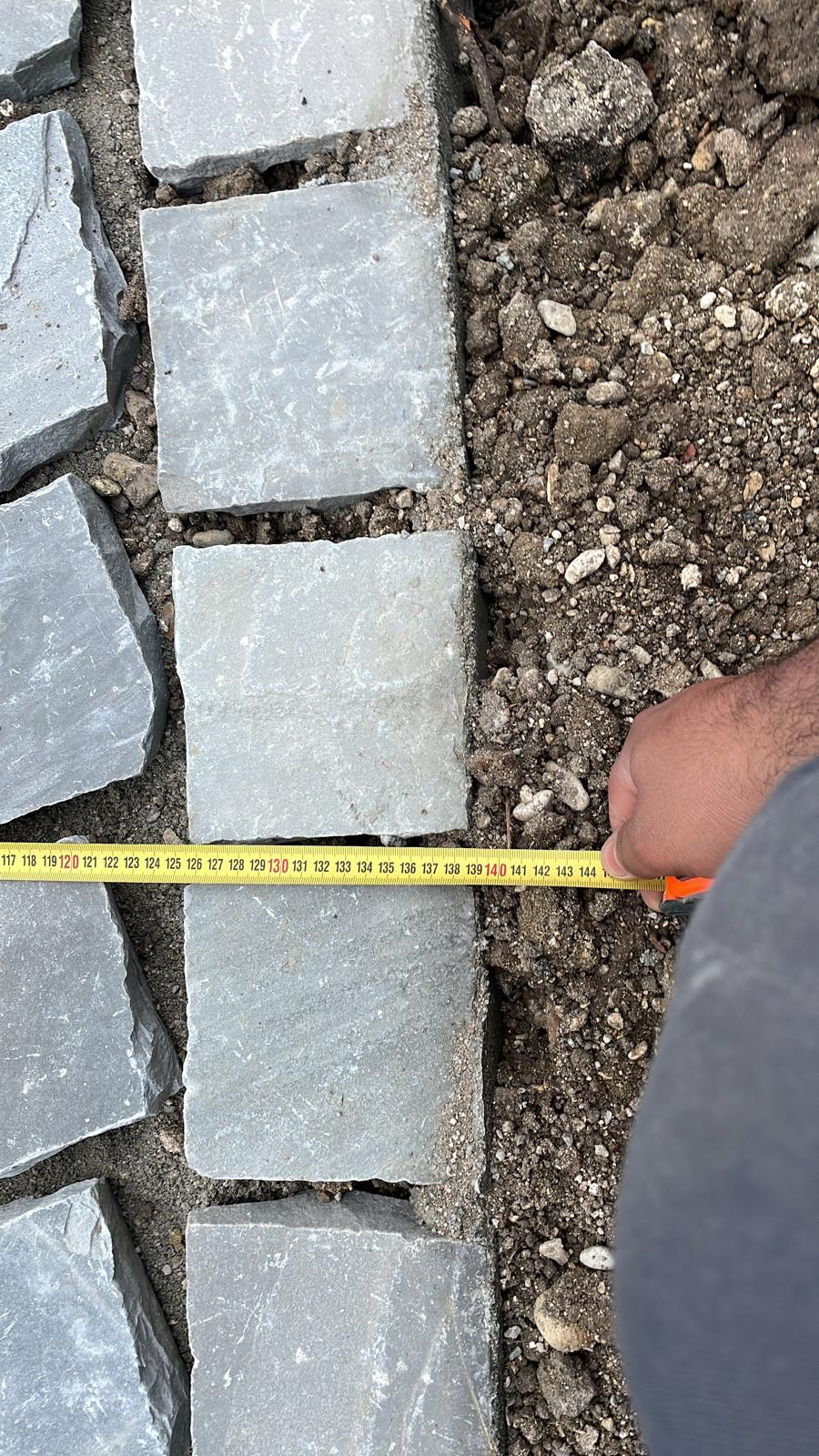 Pavage en Pavé Parisien – Un Chemin d’Élégance pour un Château en Île-de-France