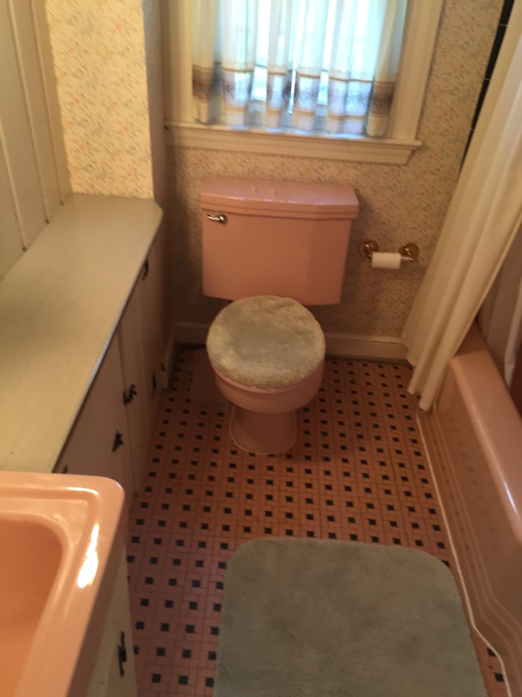 Photo of a contemporary bathroom in DC Metro.