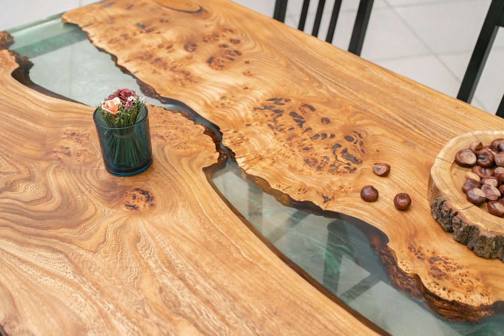 Стол-река из карагача с заливкой легкий тиффани