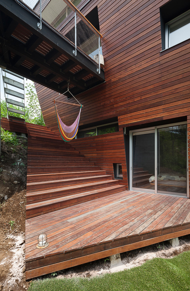 Idee per una terrazza minimal nel cortile laterale con un tetto a sbalzo