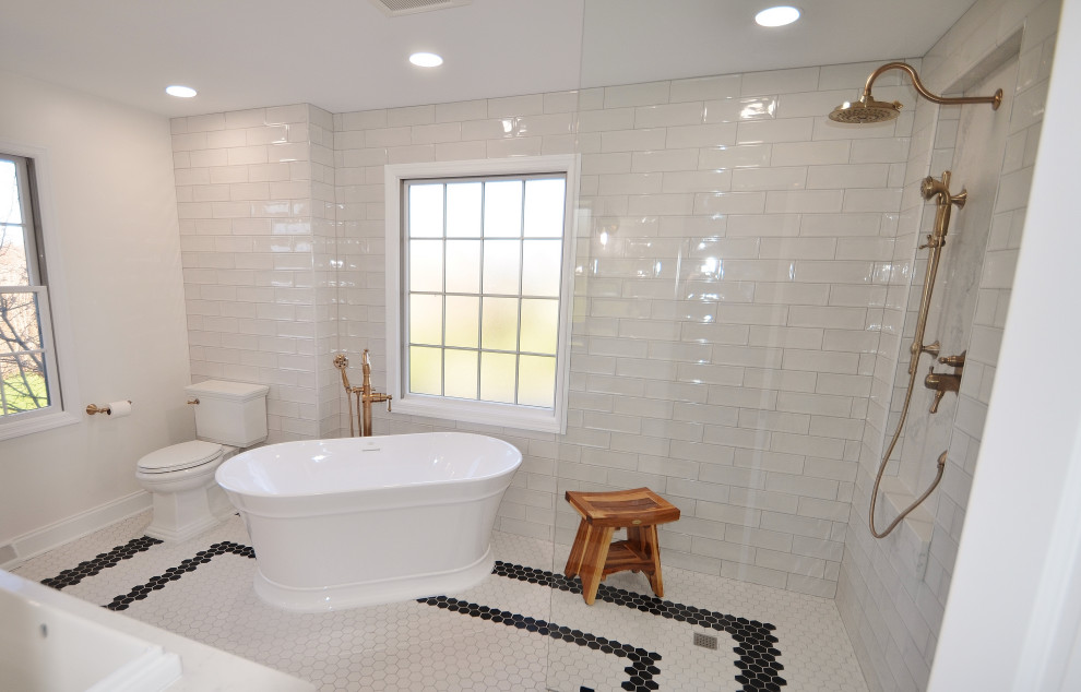 Idée de décoration pour une grande salle de bain principale tradition en bois clair avec un placard à porte shaker, une baignoire indépendante, un espace douche bain, WC séparés, un carrelage blanc, des carreaux de céramique, un mur blanc, un sol en carrelage de céramique, un lavabo posé, un plan de toilette en quartz modifié, un sol noir, aucune cabine, un plan de toilette blanc, une niche, meuble double vasque et meuble-lavabo suspendu.