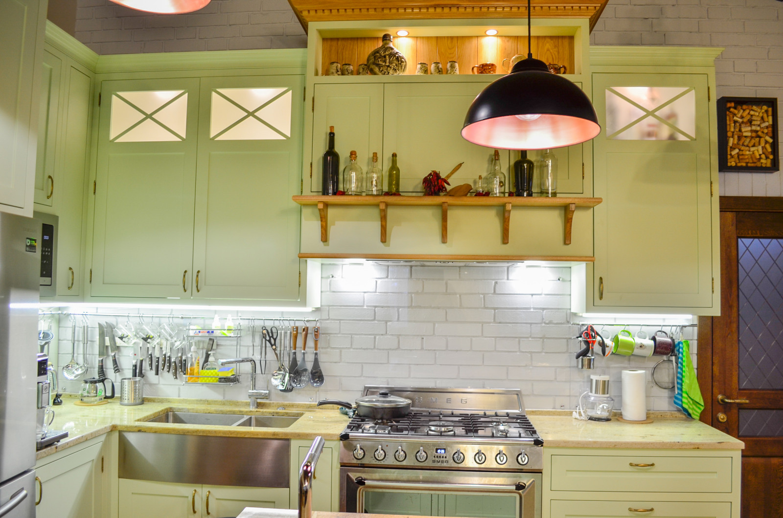 Нежно-зеленая кухня в американском стиле с островом