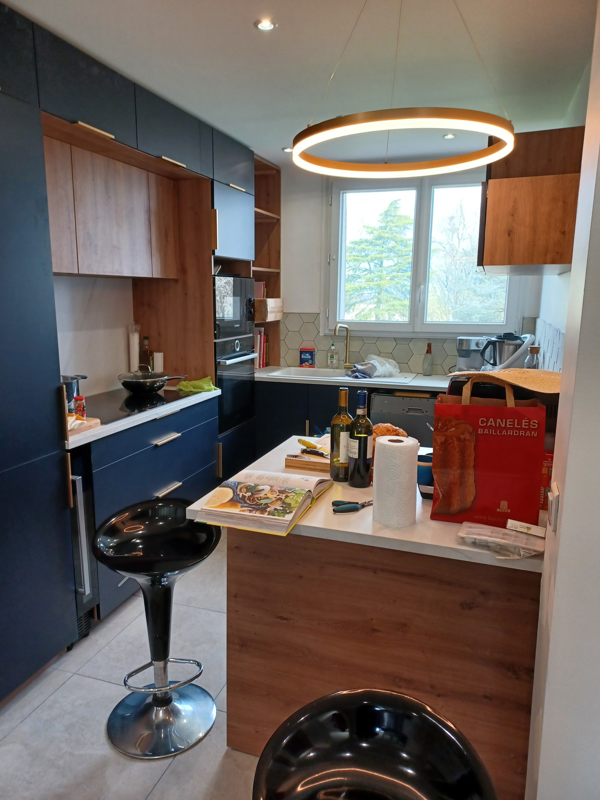 Trendy u-shaped open concept kitchen photo in Paris with a peninsula