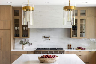 10 Kitchens With Beautiful Slab Backsplashes (10 photos)