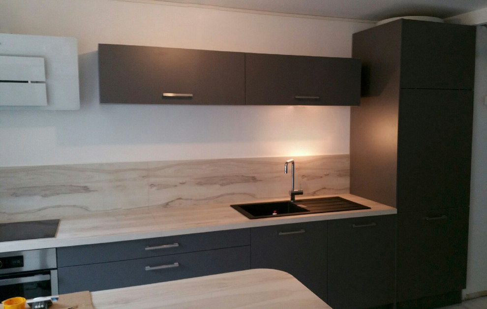 This is an example of a contemporary kitchen in Bordeaux.