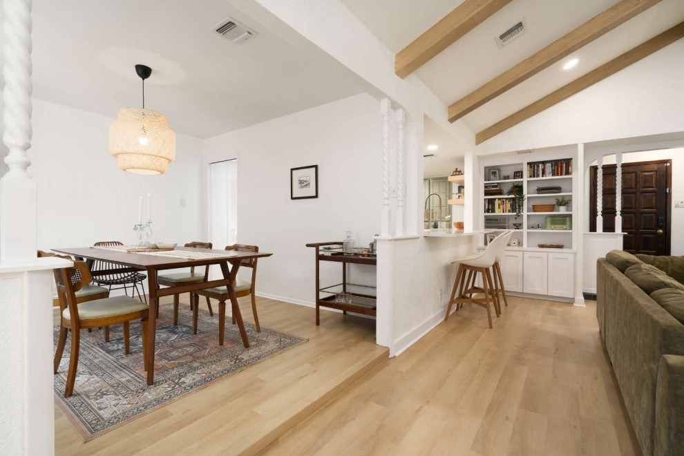 Idee per una sala da pranzo aperta verso il soggiorno minimalista di medie dimensioni con pareti bianche, pavimento in vinile, pavimento giallo e travi a vista