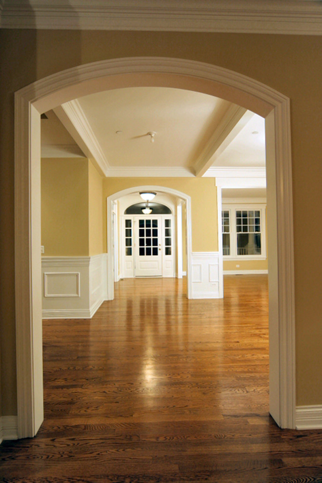 Photo of a mid-sized traditional foyer in Chicago with beige walls and medium hardwood floors.