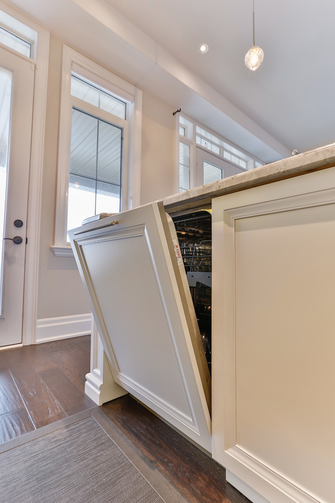 Transitional kitchen photo in Toronto