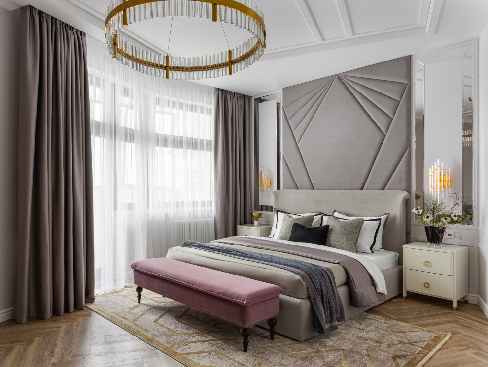 Großes Hauptschlafzimmer mit weißer Wandfarbe, Vinylboden, braunem Boden, eingelassener Decke und Wandpaneelen in Moskau